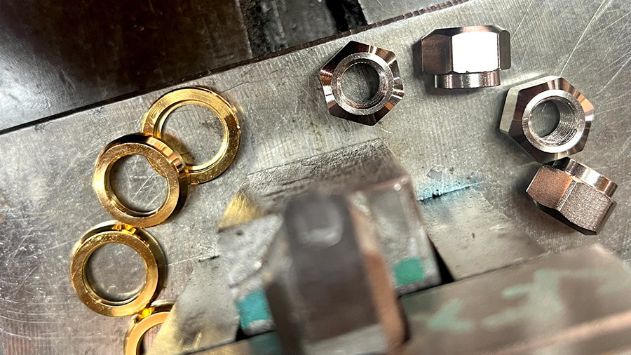 RUNWELL ELITE HUB NUT Silver/Gold（ランウェル エリートハブナット シルバー/ゴールド）