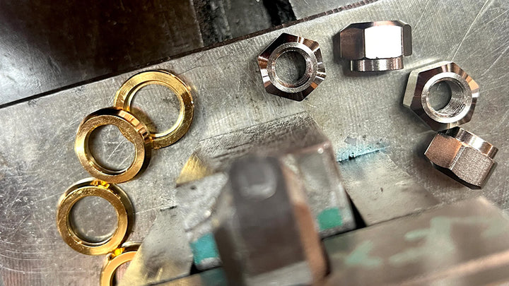 RUNWELL ELITE HUB NUT Silver/Gold（ランウェル エリートハブナット シルバー/ゴールド）